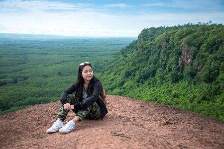 泰国BuengkanHinSamWanPhuSing山顶上坐着的年轻妇女