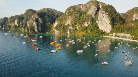 泰国菲菲岛玛雅湾和石灰石悬崖的热带绿松石水空中无人机景观