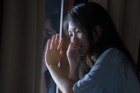 悲伤少年在家图片