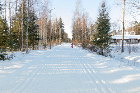 芬兰冬季森林滑雪跑道上的小孩。