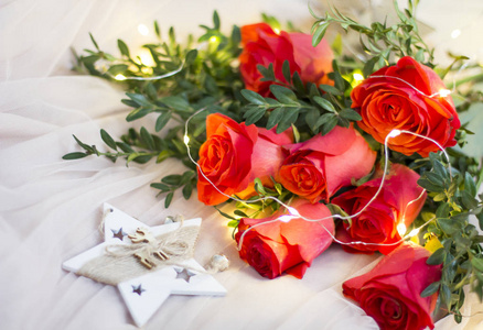 构图红玫瑰，镶有红木花环和星星