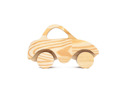 山毛榉木车的照片。 木制复古车在白色背景上的玩具