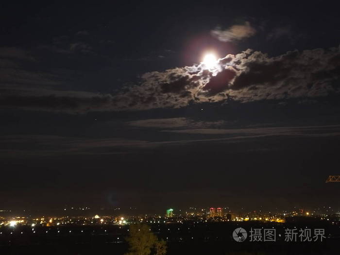 城市在晚上与月亮在天空照片-正版商用图片17h5v3-摄图新视界