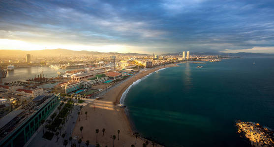 巴塞罗那海滩日出，从西班牙酒店的屋顶出发，与巴塞洛布纳市和大海
