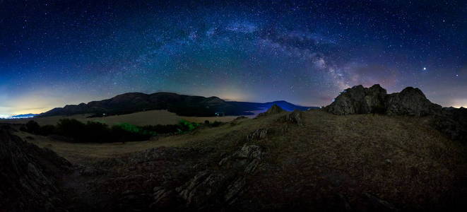 罗马尼亚多布罗吉地区上空银河系的夜景