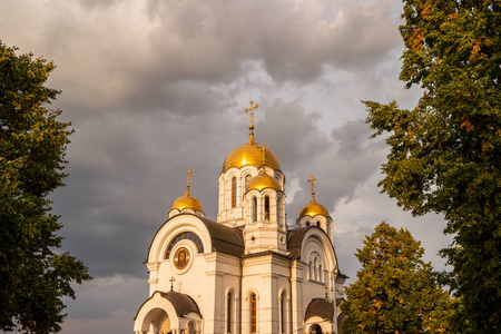 萨马拉俄罗斯。 圣乔治教堂在光荣的广场上获胜。