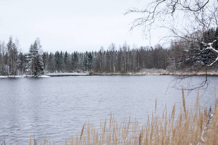 冬天美丽的凯米乔基河。 芬兰