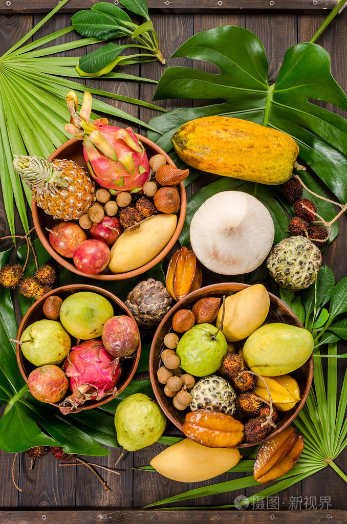 在黑暗的木质乡村背景上的各种泰国热带水果
