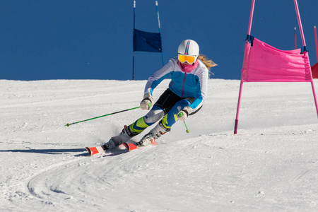 高山滑雪比赛中的运动员