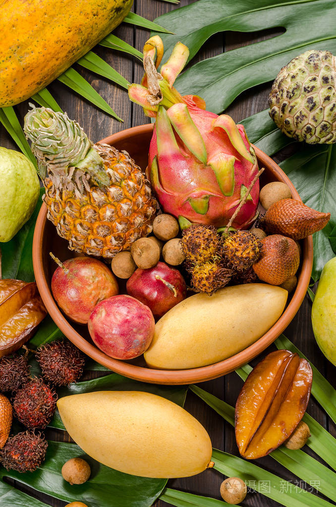 在黑暗的木质乡村背景上的各种泰国热带水果