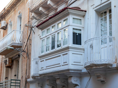 斯利马马马耳他在2019年1月5日。一个传统房子的正面的碎片。 马耳他建筑的一个特色细节，一个乡村象征，一个错综复杂的阳台