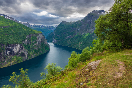 观赏挪威有山的Geirangerfjord。
