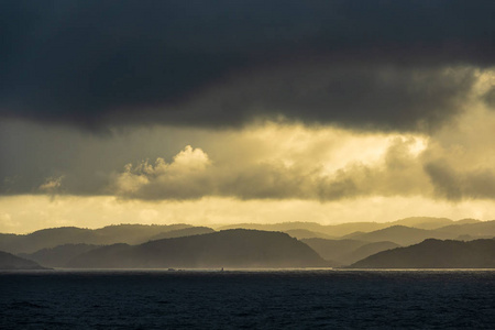观赏挪威日落的林格达尔斯峡湾。