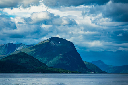 观看挪威有山的斯托夫乔德。