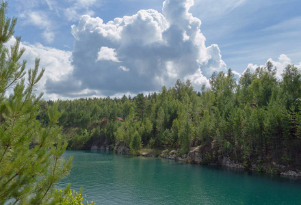 夏日绿松石湖上美丽的云景