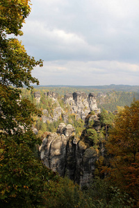 在德国德累斯顿萨克森的岩石和景观上开阔的视野，在一个阳光明媚的秋日，在城市的观光旅游和周围的景观中以多种颜色拍摄