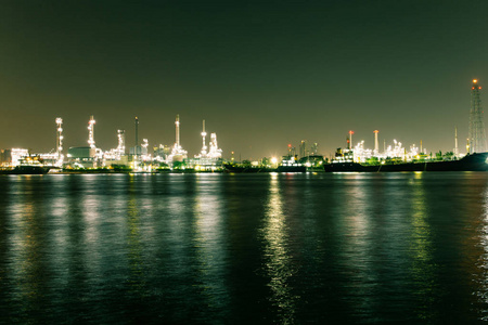 夜间炼油厂工业工厂。 气体加工厂视图。 泰国曼谷石油天然气工业石化厂