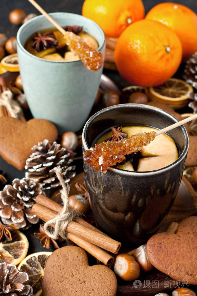 带苹果和香料的热茶健康的饮料冬季热饮概念
