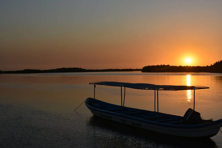 夕阳西下的河水上的船影
