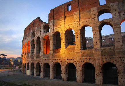 罗马的标志性古竞技场。 日出时的景色。