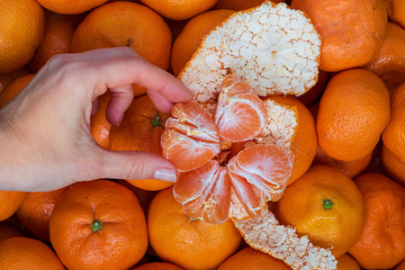 许多橘子和剥皮橘子水果的俯视图