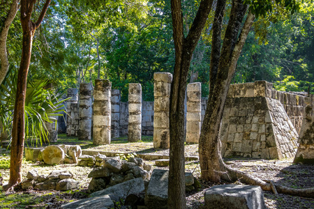 在墨西哥朱卡坦遗址的奇钦伊萨玛扬的千战士神庙建筑群中的柱子