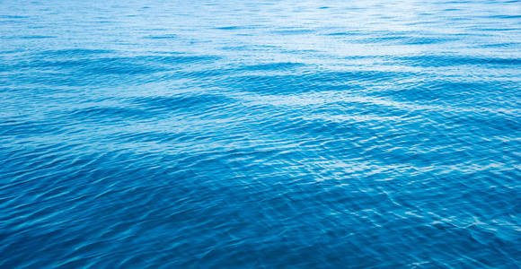 有太阳反射的蓝色水