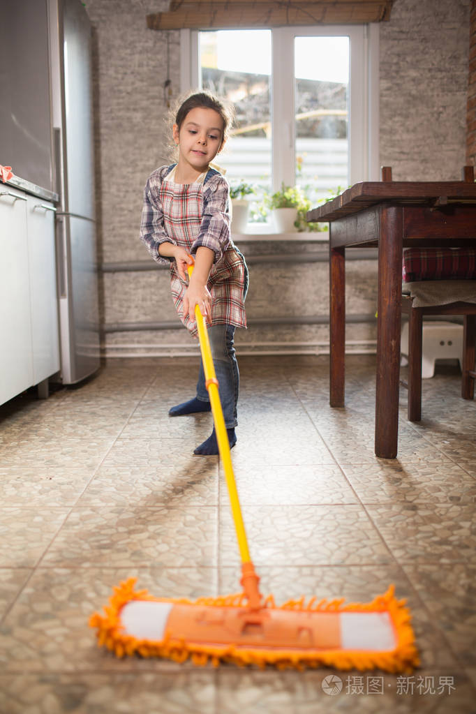 女孩在家里在厨房里拖地