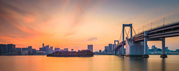 东京日本在彩虹桥横跨海湾在黄昏。