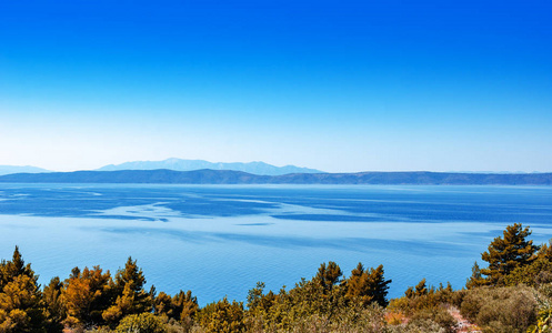 沿海景观。地平线上隐约出现岛屿的海岸