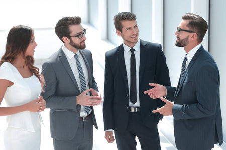 集团业务的人沟通和会议对生意生疏说话生意人有话要说一个穿着西装的