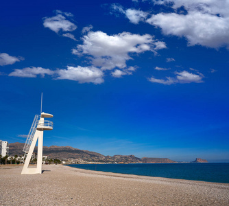 阿尔比尔海滩在阿尔法斯德尔皮，西班牙阿利坎特在科塔布兰卡海湾观察塔
