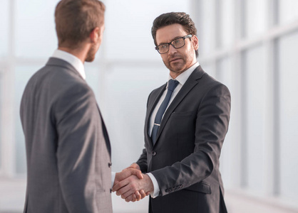 友好的握手图片