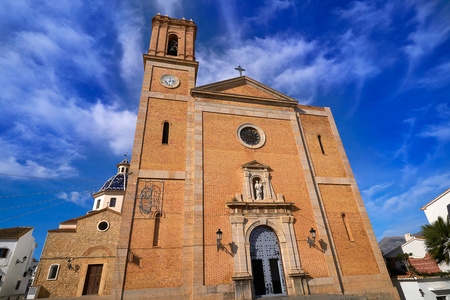 西班牙阿利坎特地中海村的阿尔泰亚教堂
