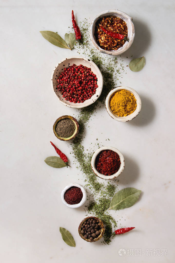 陶瓷碗中香料,调味料和草药品种繁多.