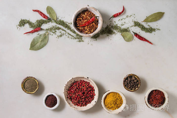 陶瓷碗中香料调味料和草药品种繁多不同的地面辣椒辣椒姜黄湾叶肉桂