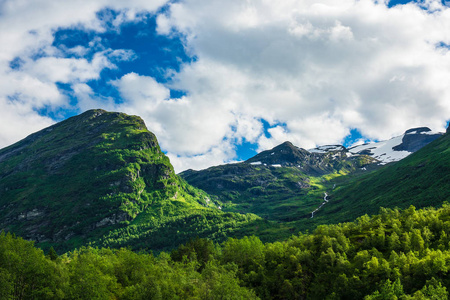 挪威有山的盖朗格风景。