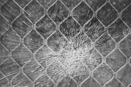 破碎的窗户或玻璃作为蜘蛛网