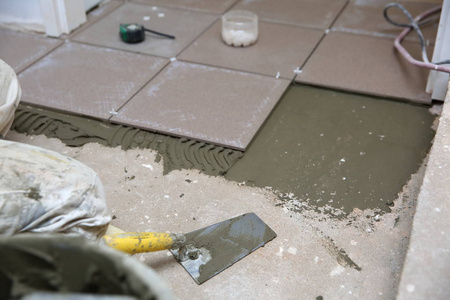 一种用水泥基胶粘合瓷砖的塑料施工桶。