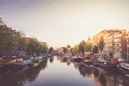 荷兰阿姆斯特丹历史中心运河堤岸的典型景观
