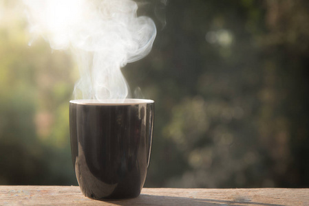 咖啡杯，白色烟雾在模糊背景。老式色调。