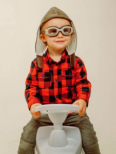 骑马的小孩图片