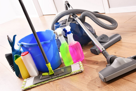 吸尘器和各种洗涤剂瓶和地板上的化学清洁用品