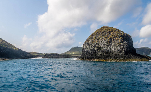 从巴西费尔南多德诺隆哈珀南布哥船上看到的内海观的岛屿和岩层