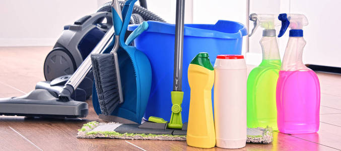 吸尘器和各种洗涤剂瓶和地板上的化学清洁用品