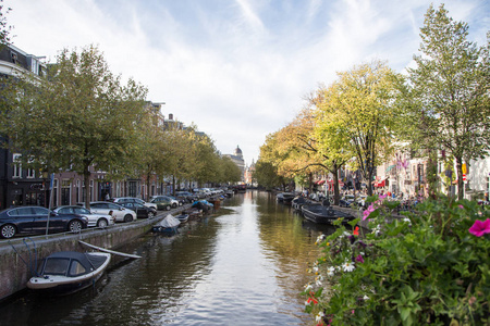 荷兰阿姆斯特丹历史中心运河堤岸典型景观