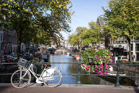 荷兰阿姆斯特丹历史中心运河堤岸典型景观
