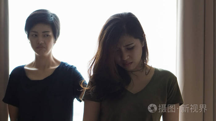 两个亚洲女人打架欺负嫉妒朋友关系问题