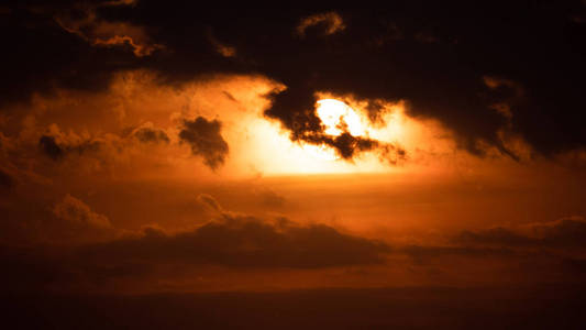 日落，日出带云..橙色的天空和太阳