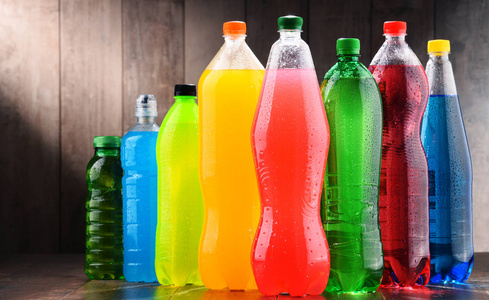 各种颜色的各种碳酸软饮料塑料瓶